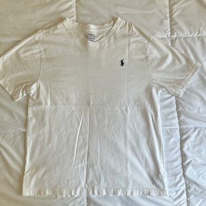 Polo shirt in good condition, little use, no details.